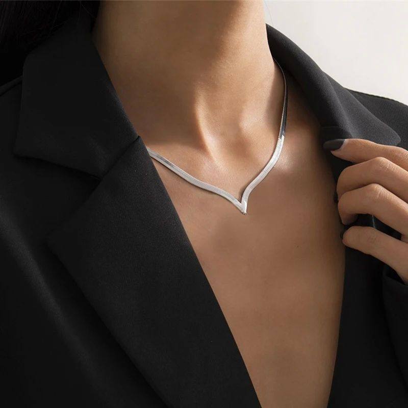 Simple V-shaped necklace