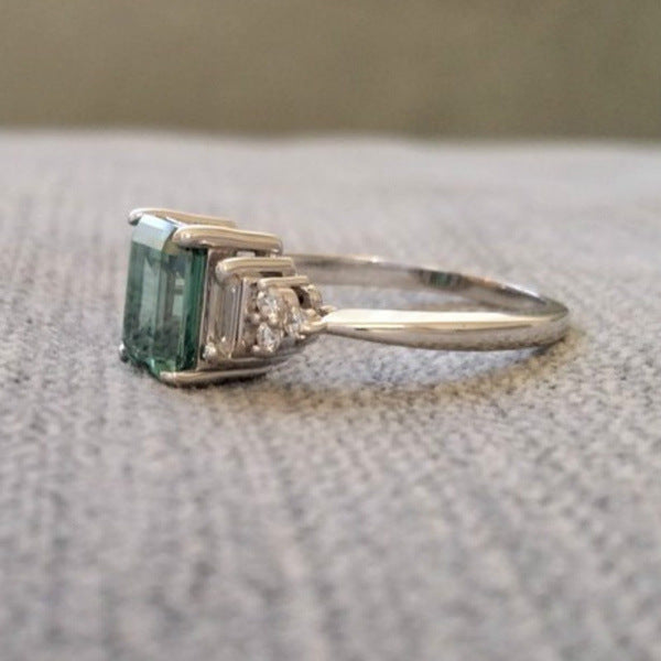 Simple and elegant women's ring
